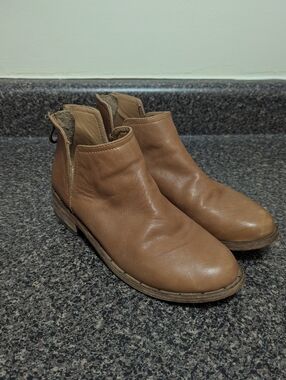 EUC Falcon Leather Ankle Bootie In Cognac